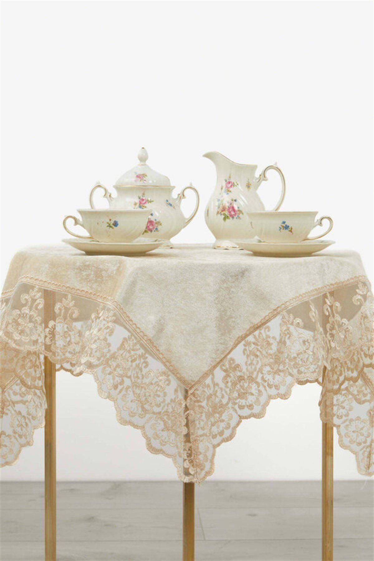 FAVORA Velvet Lace Tablecloth 1