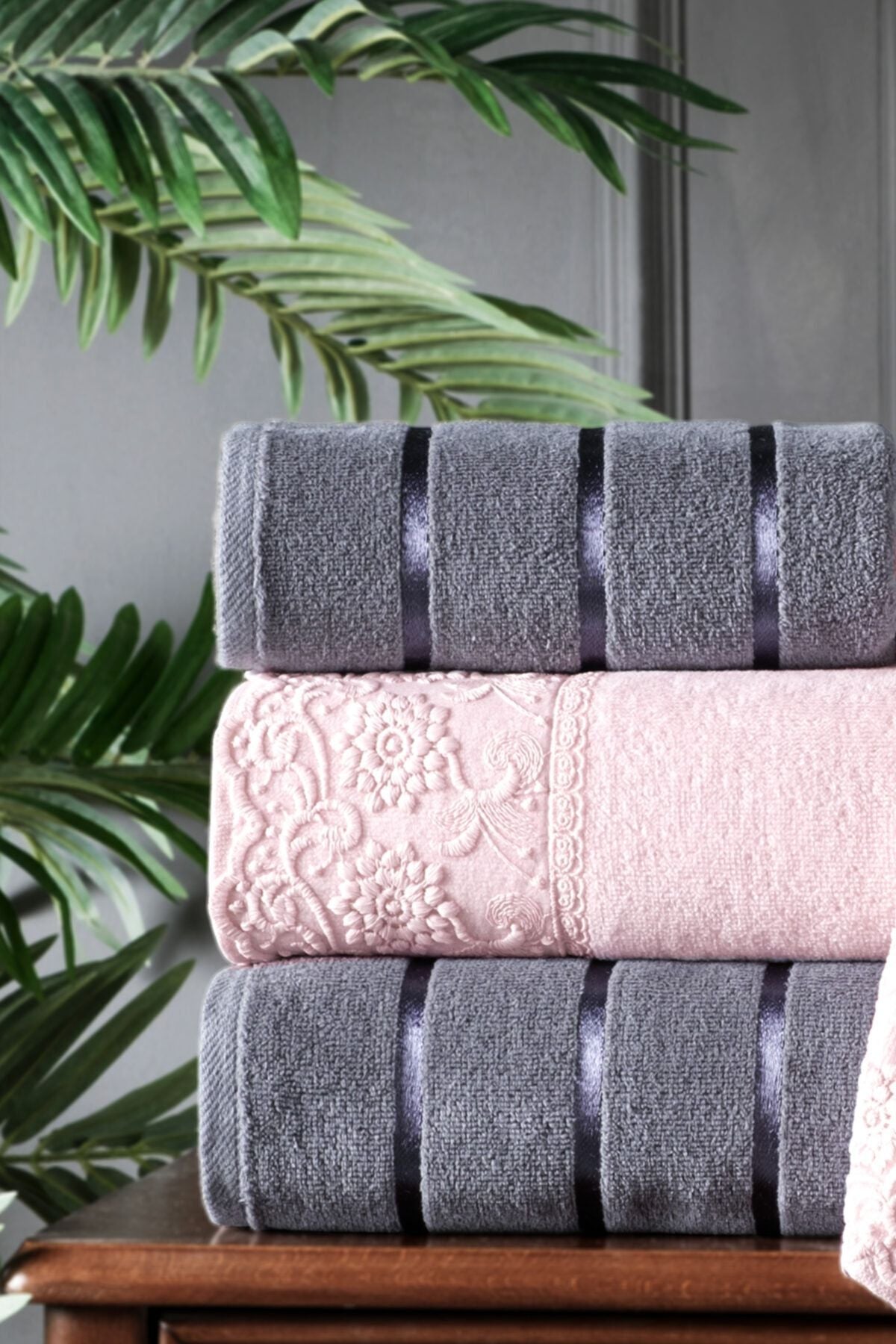 Güvenal Nilüfer 4 Piece Boxed Velvet Lace Towel Set | Bath Set | Bridal Set 3