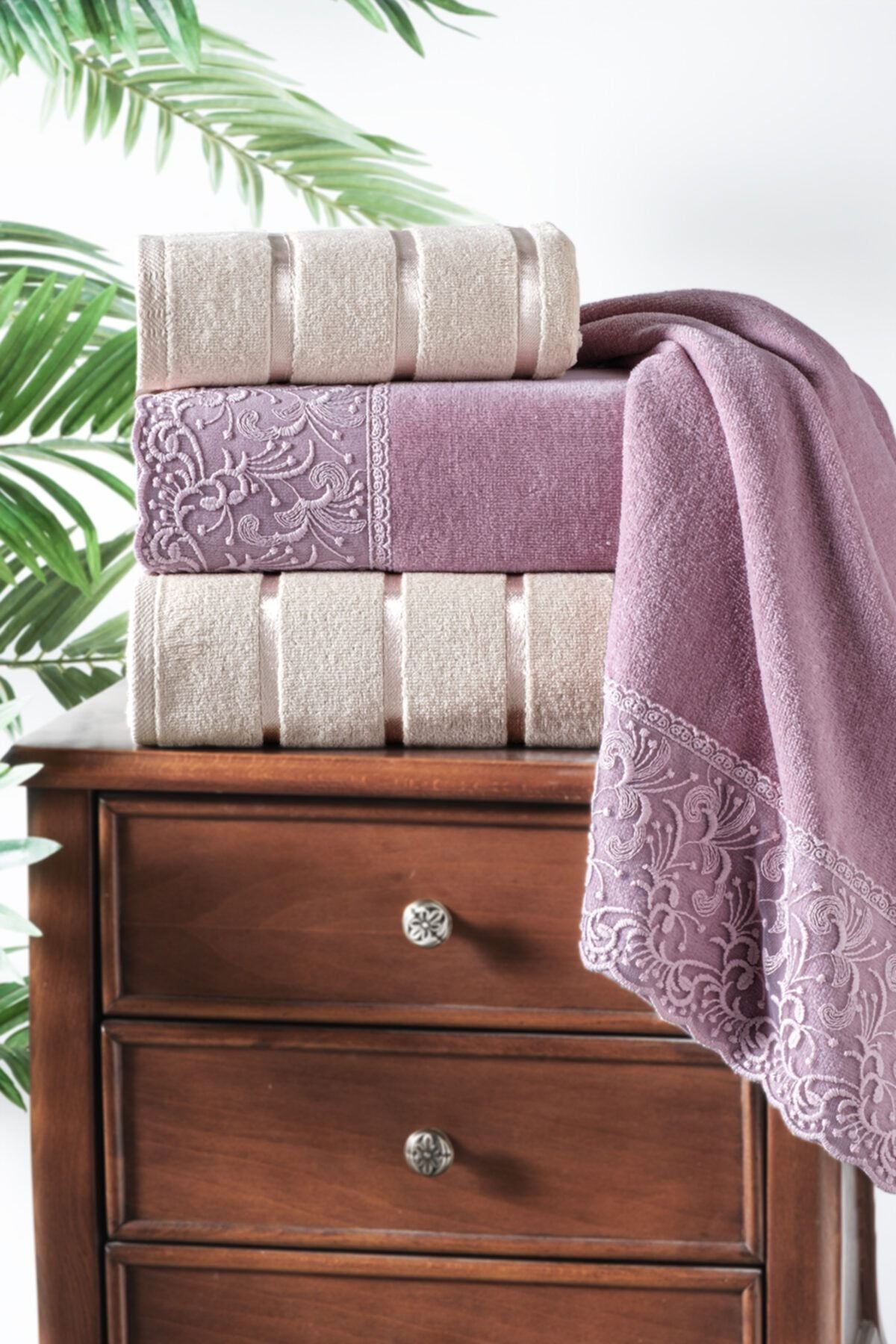 Güvenal Nilüfer 4 Piece Boxed Velvet Lace Towel Set | Bath Set | Bridal Set 1