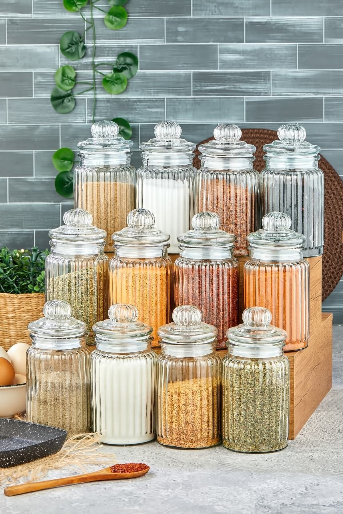 King Mop Vintage 12-Piece Vacuum-Sealed Glass Spice Jar Set 2