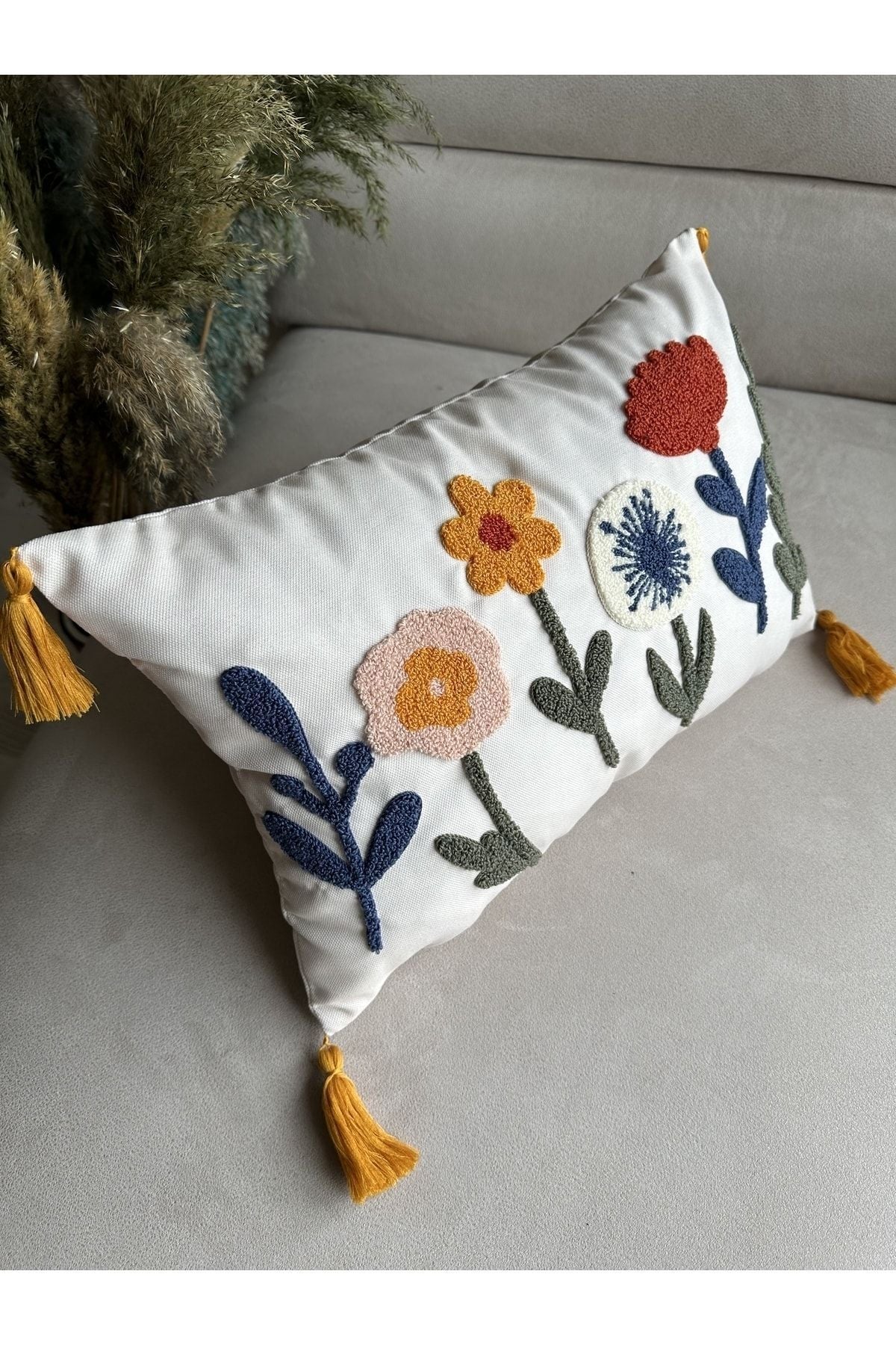 En Gözde Home Punch Embroidered Cushion Cover 1